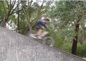 ciclista em alta velocidade a descer escadas na barragem da ribiera da mula